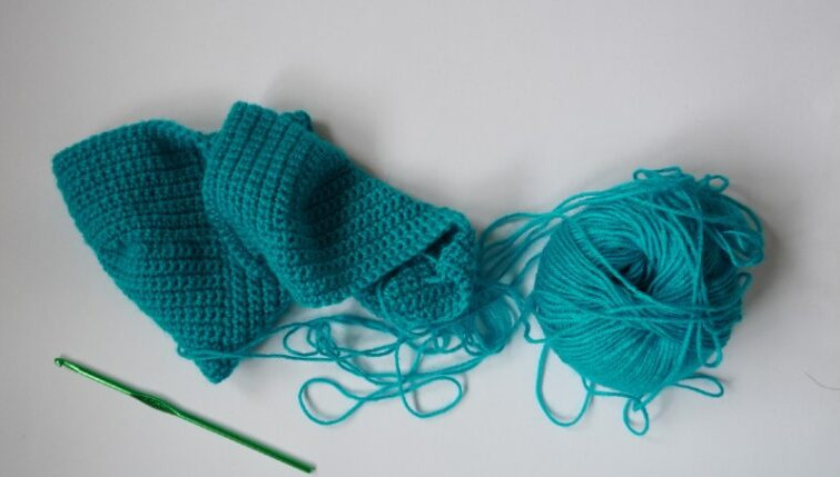 How to knit a hooded scarf with a pocket